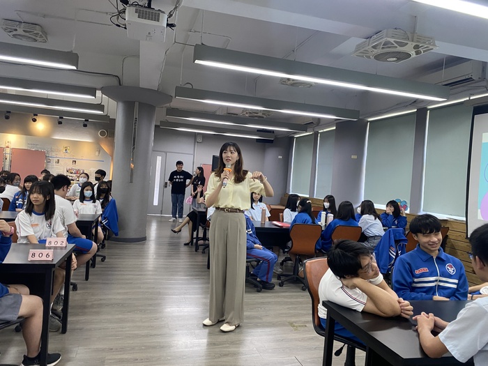 113學年度第2學期06/02「與大師有約」：雷雅主播圖片
