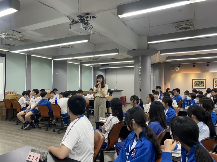 113學年度第2學期06/02「與大師有約」：雷雅主播圖片