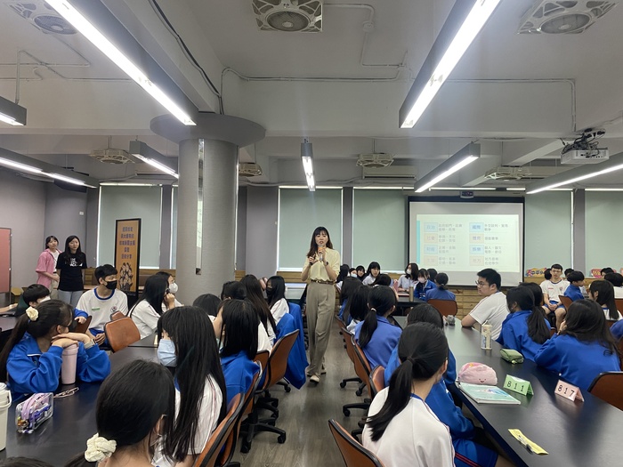 113學年度第2學期06/02「與大師有約」：雷雅主播圖片