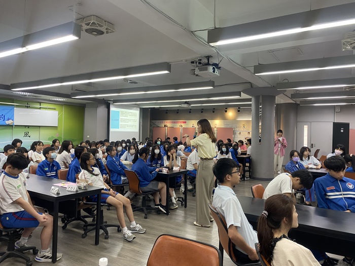 113學年度第2學期06/02「與大師有約」：雷雅主播圖片