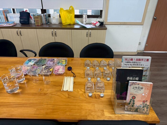 114學年度第1學期教師讀書會：12/22 閱讀 X 手作浮游花圖片