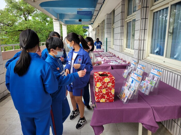 110學年度校慶活動(英文小書展)圖片