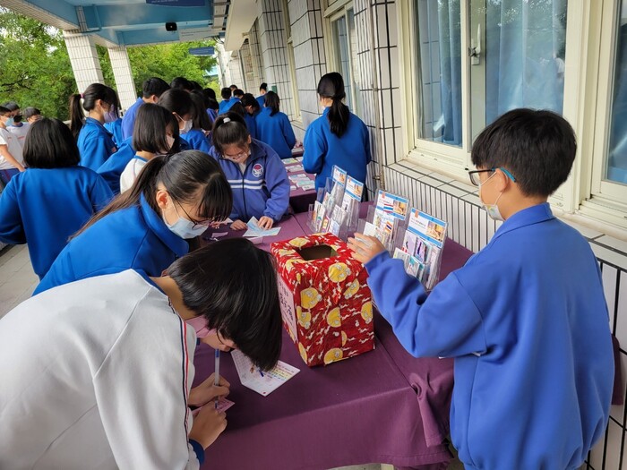 110學年度校慶活動(英文小書展)圖片