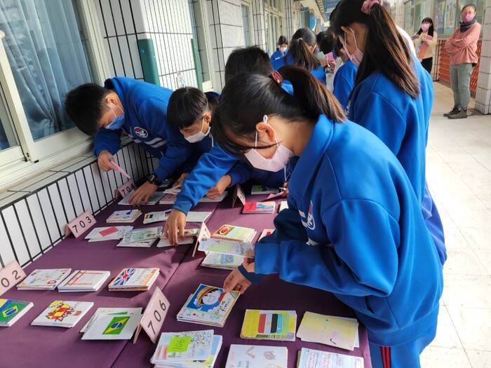 110學年度校慶活動(英文小書展)圖片