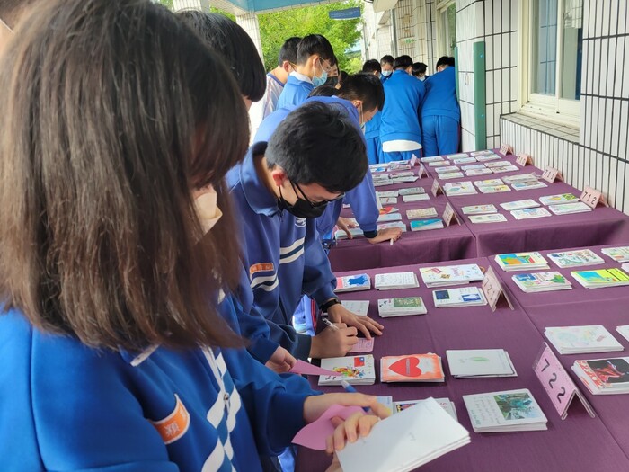 110學年度校慶活動(英文小書展)圖片