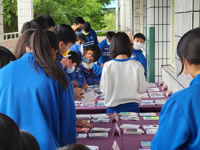 110學年度校慶活動(英文小書展)圖片