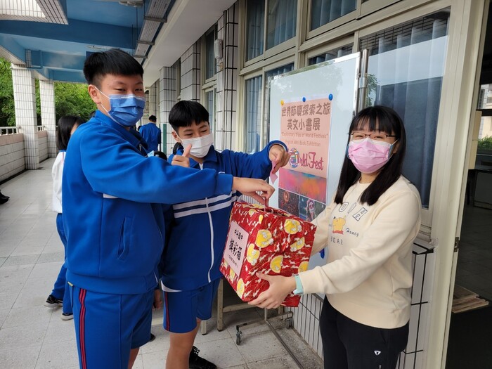 110學年度校慶活動(英文小書展)圖片