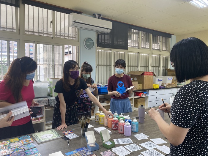 112學年度第1學期教師讀書會:12/15閱讀 X 花磚杯墊實作圖片