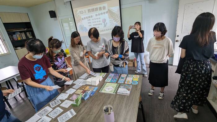112學年度第1學期教師讀書會:12/15閱讀 X 花磚杯墊實作圖片