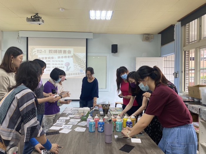 112學年度第1學期教師讀書會:12/15閱讀 X 花磚杯墊實作圖片