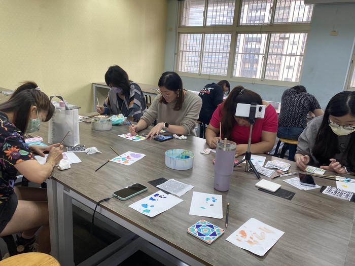 112學年度第1學期教師讀書會:12/15閱讀 X 花磚杯墊實作圖片