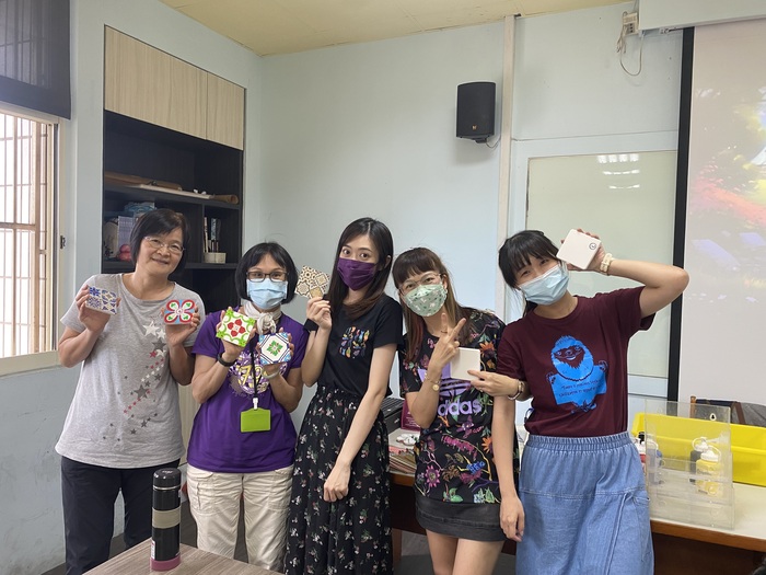 112學年度第1學期教師讀書會:12/15閱讀 X 花磚杯墊實作圖片