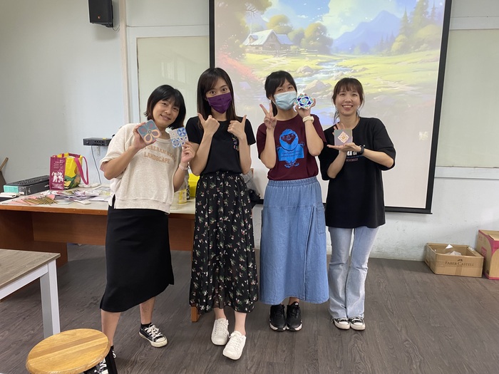 112學年度第1學期教師讀書會:12/15閱讀 X 花磚杯墊實作圖片