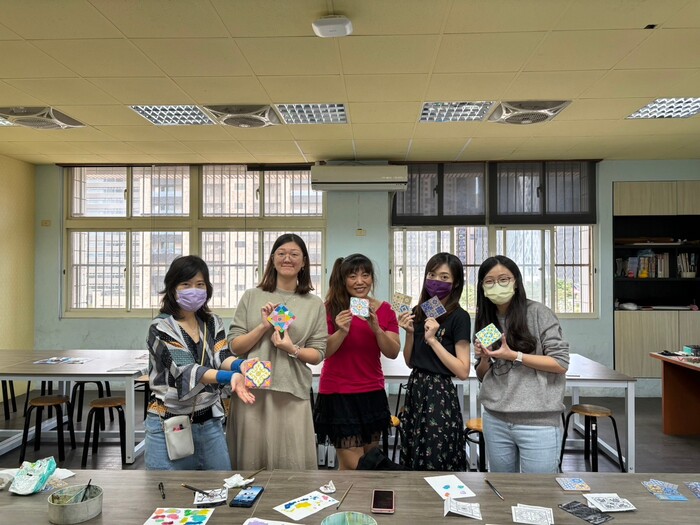 112學年度第1學期教師讀書會:12/15閱讀 X 花磚杯墊實作圖片