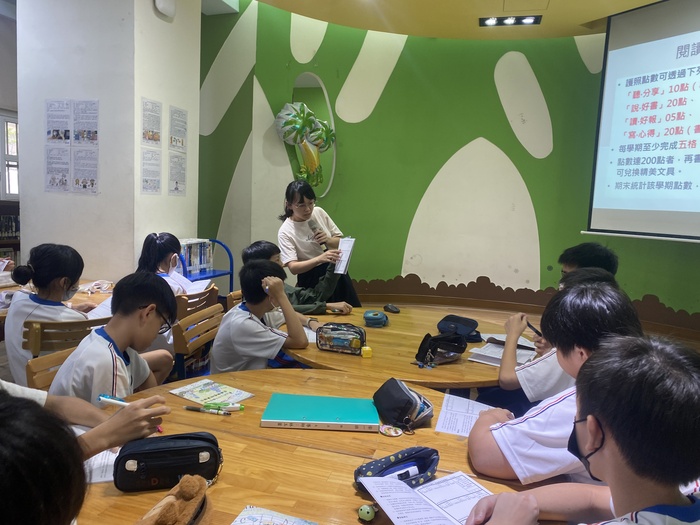 113學年度七年級圖書館之旅圖片