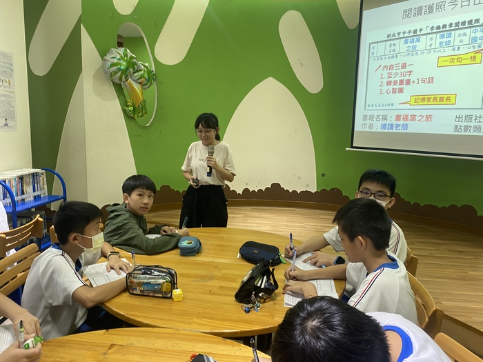113學年度七年級圖書館之旅圖片