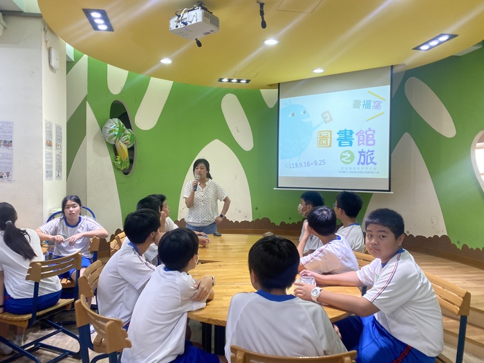 113學年度七年級圖書館之旅圖片