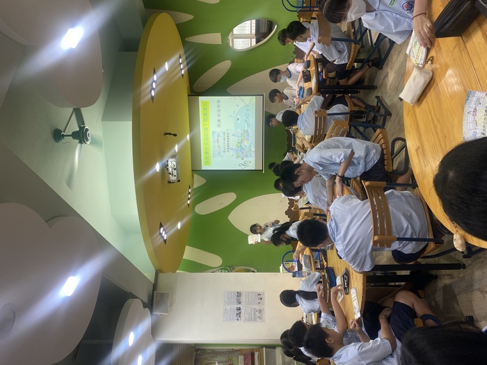 113學年度七年級圖書館之旅圖片