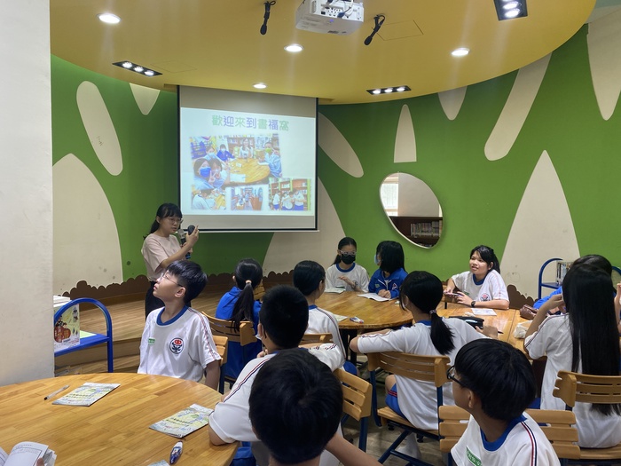 113學年度七年級圖書館之旅圖片