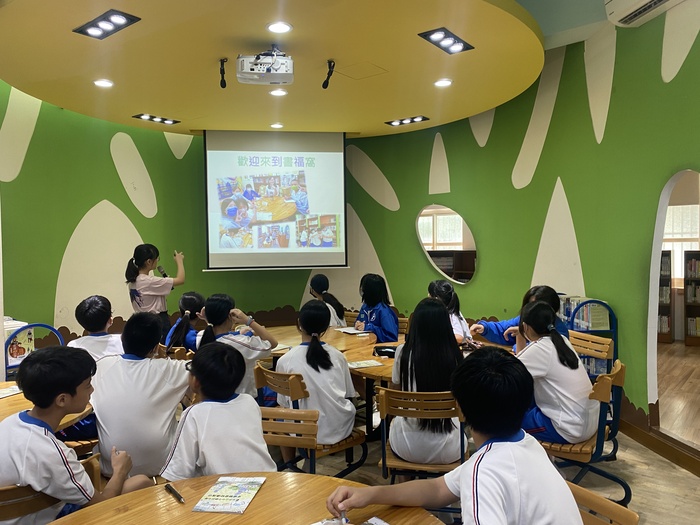 113學年度七年級圖書館之旅圖片