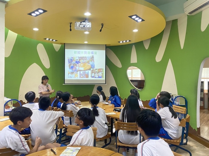 113學年度七年級圖書館之旅圖片