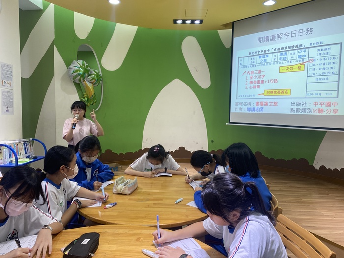113學年度七年級圖書館之旅圖片