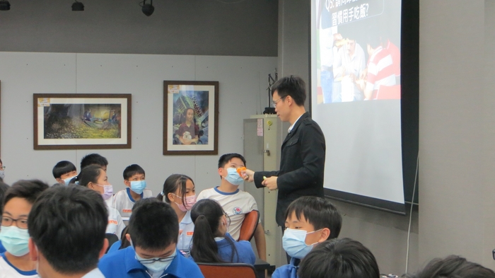 109學年度第二學期04/19「與作家有約」-吳孟霖先生活動紀錄圖片