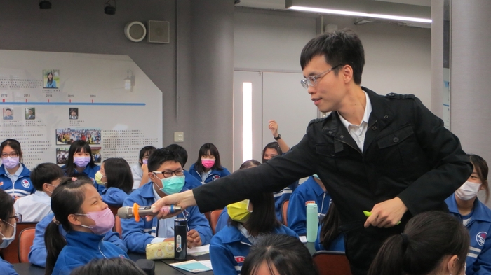 109學年度第二學期04/19「與作家有約」-吳孟霖先生活動紀錄圖片