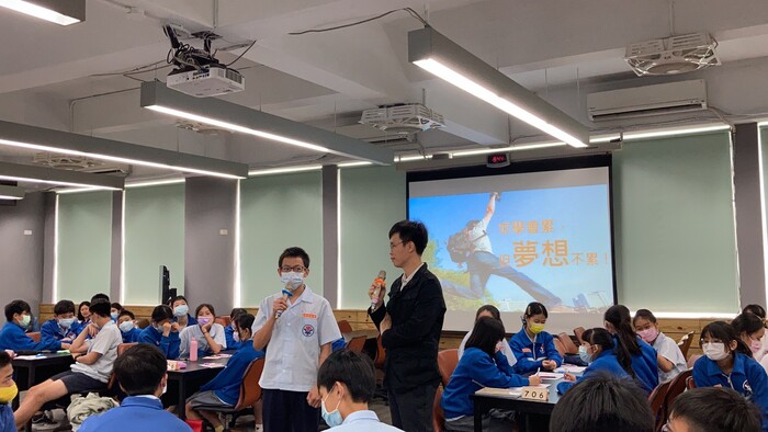 109學年度第二學期04/19「與作家有約」-吳孟霖先生活動紀錄圖片
