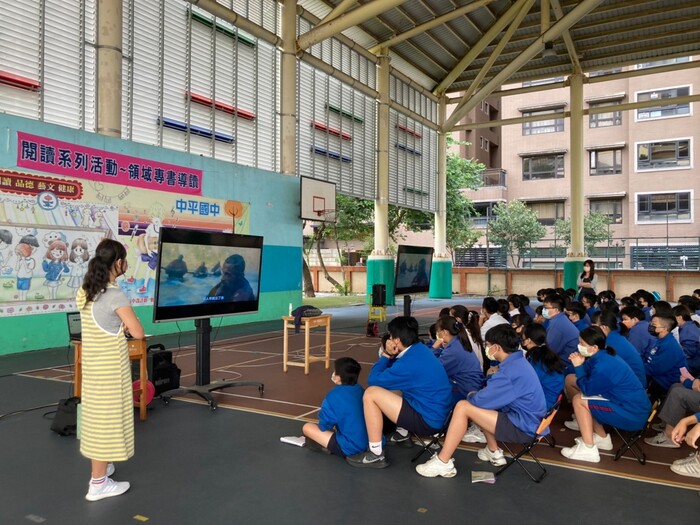 【閱讀推動】110學年度10/26江蕙君老師專書導讀《悲慘世界》活動紀錄圖片