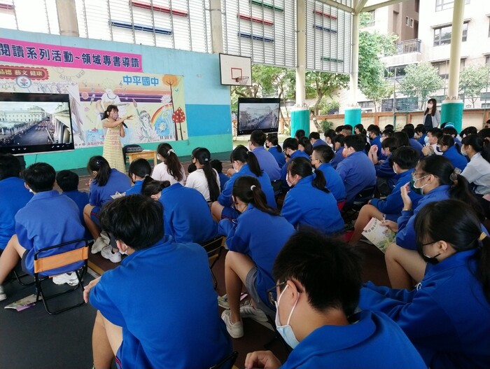 【閱讀推動】110學年度10/26江蕙君老師專書導讀《悲慘世界》活動紀錄圖片