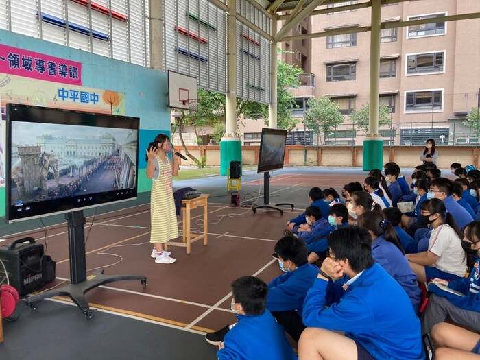 【閱讀推動】110學年度10/26江蕙君老師專書導讀《悲慘世界》活動紀錄圖片