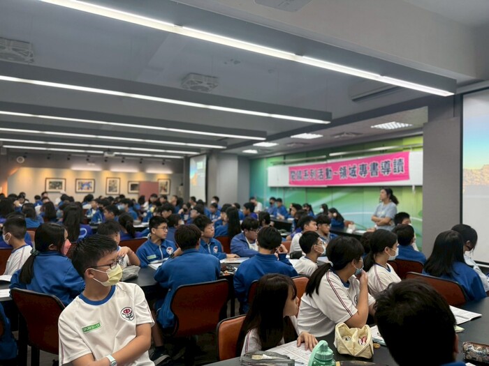 114學年度10/28周芳如師專書導讀圖片