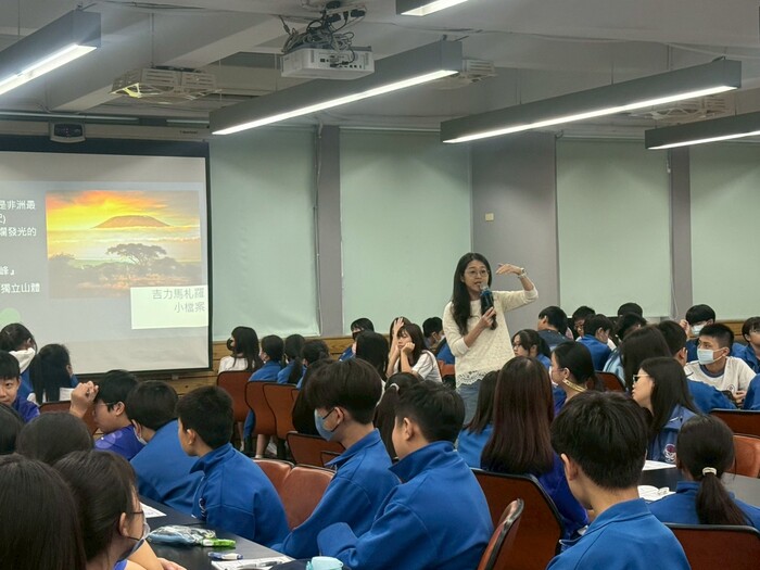 114學年度10/28周芳如師專書導讀圖片