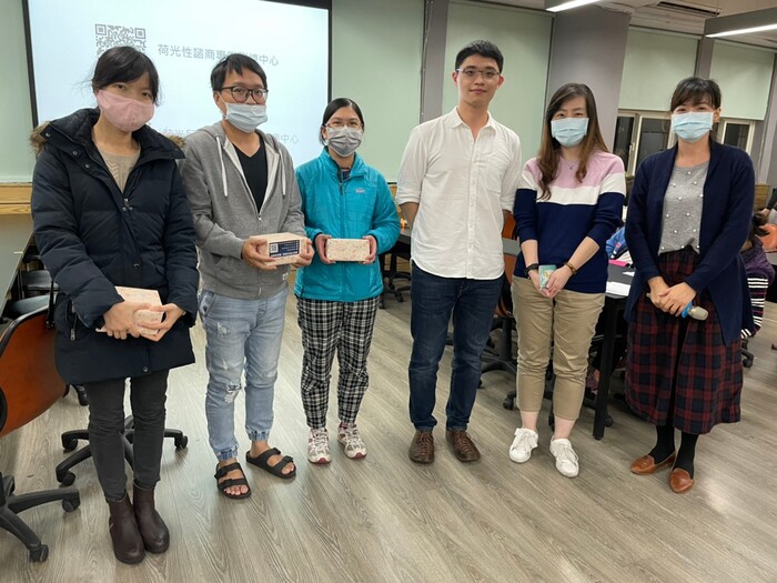 講座結束，抽出今日4位幸運家長頒發小禮物